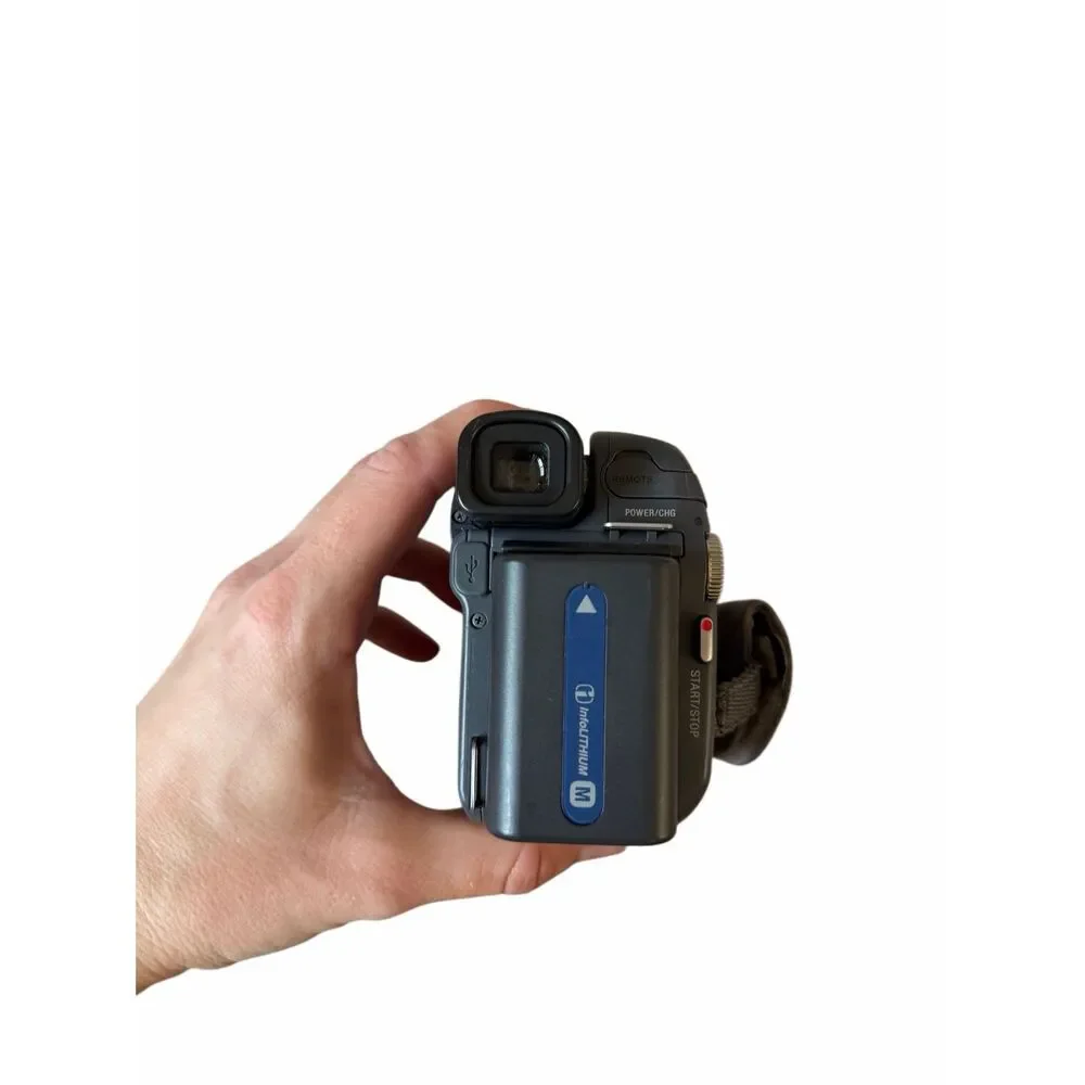 Sony Handycam DCR-DVD101 Camcorder Vintage CD No cables no battery charger‎